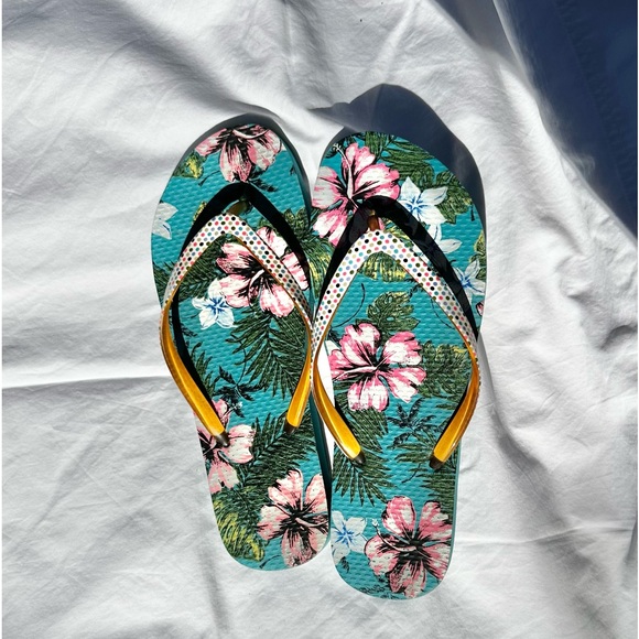 Hibiscus Flower Flip Flops - Picture 1 of 3